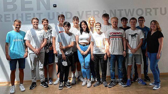 Ein Teil der Schüler der 11d vom Nellenburg-Gymnasium Stockach beantwortete Fragen zum internationalen Wettbewerb &bdquo;Mathematik ohne ...