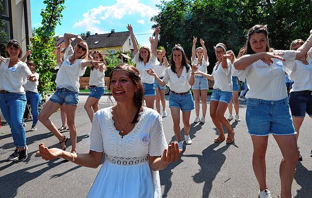 Eine Tanzdarbietung für und mit Heidi Meister (vorne). Auch das gehört zum Junggesellinnen-Ausflug.