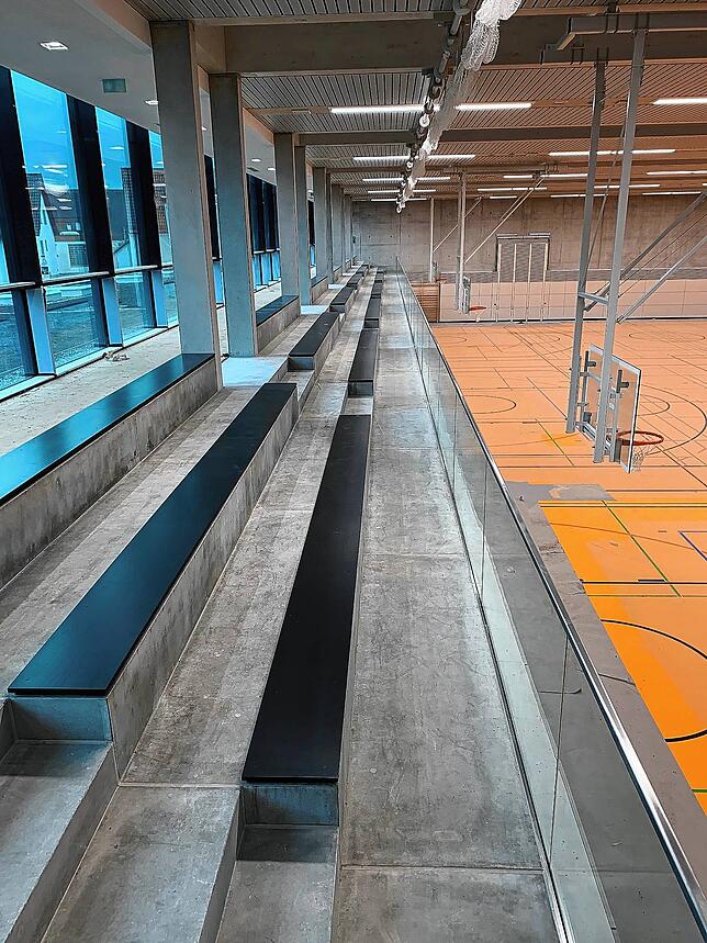 Die neue Sporthalle ist auch mit einer Tribüne ausgestattet. Dort ist Platz für 200 Menschen.