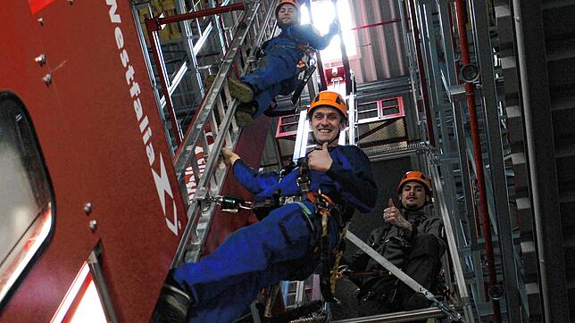 Philipp Bäurer (von links), Reiner Frank und Christoph Streit in voller Montur bei der Arbeit im Straub-Hochregallager. Das große ist ...