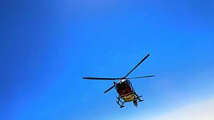 Ein Motorradfahrer ist im Schlüchttal mit einem entgegenkommenden Auto kollidiert. Ein Rettungshubschrauber brachte den schwer ...
