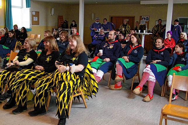 Diesmal im Pfarrsaal statt im Sitzungssaal: Auch wenn vieles an Fasnacht noch nicht möglich war, morgendliches Wecken und Narrengericht ...