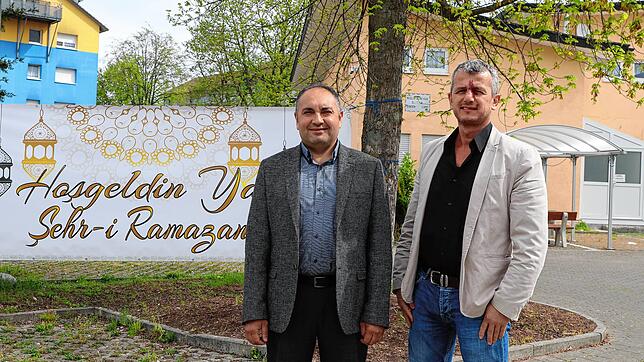 Erdal Ergül (links) und Fikret Kanik von der muslimischen Gemeinde Singen blicken einer ungewöhnlichen Fastenzeit entgegen. Denn die ...