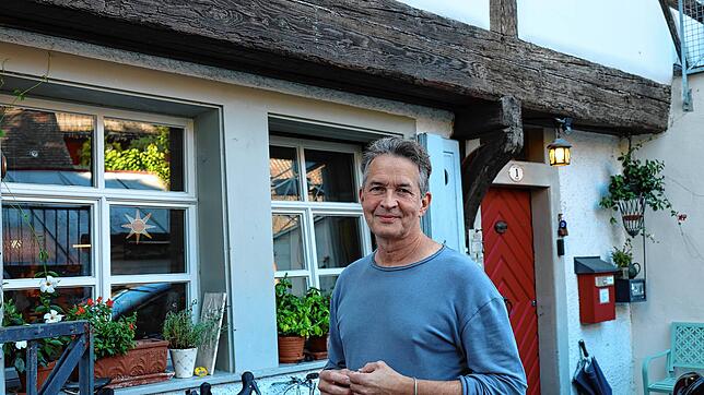 Jörg Schneider ist der Sohn des Komponisten. Er lebt heute wieder in Konstanz, von wo die Familie stammt.