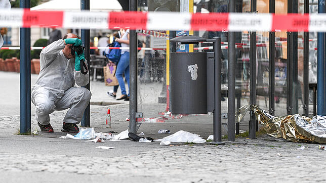 Kriminaltechniker sichern nach der Bluttat von Ravensburg den Tatort auf dem Marienplatz. Bilder: dpa