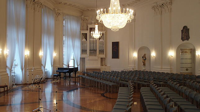 Ein Blick in den „Großen Musik- und Festsaal bei Hofe“ der früheren Benediktinerabtei. Der prächtige Festsaal des Kollegs ...