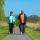 Walking ist auch für ältere Menschen eine gute Möglichkeit, sich in der Natur zu bewegen.