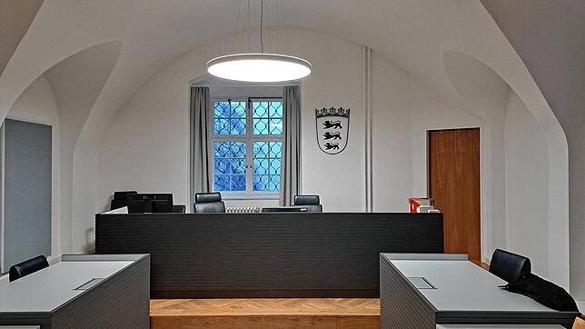 Ein leerer Saal im Amtsgericht Tettnang. Bei der Verhandlung gegen Friedemann Mack erscheint der Angeklagte nicht. (Symbolbild)