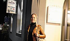 Eigentümerin Anna-Lisa Stotmeister vor der „Krone“: Mit einem neuen Pächter beginnt für das Überlinger Traditionshaus ein neues Kapitel.