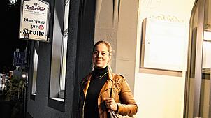 Eigentümerin Anna-Lisa Stotmeister vor der „Krone“: Mit einem neuen Pächter beginnt für das Überlinger Traditionshaus ein neues Kapitel.