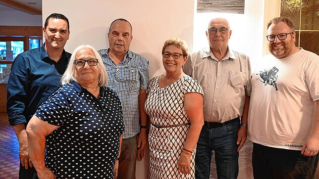 Ehrungen beim Narrenverein Schwanenmühle: Präsident Klaus Spitznagel freut sich mit den neuen Ehrenmitgliedern Renate Jahn (25 Jahre), ...
