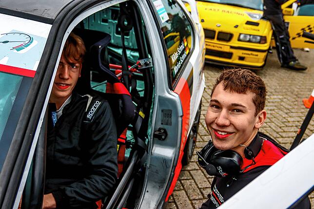 Marius (links) und Niklas Schmid sind begeisterte Motorsportler.
