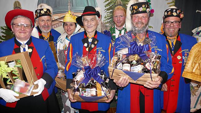 Ehrungszeremonie bei den Klosternarren (von links): Auszeichnungen gehen an Christa Matt (30 Jahre Narrenmutter), Reimund Hensler (30 ...