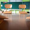 Ein leeres Klassenzimmer an einer Grundschule. Die Hoffnungen, dass es nun schrittweise Richtung Normalität im Schul- und Kitaalltag ...