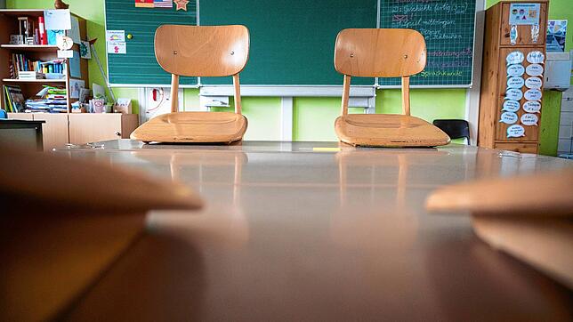 Ein leeres Klassenzimmer an einer Grundschule. Die Hoffnungen, dass es nun schrittweise Richtung Normalität im Schul- und Kitaalltag ...