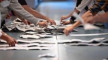 Ohne Wahlhelfer funktioniert eine Bundestagswahl nicht. Unter anderem zählt zu ihren Stimmzettel auszuwerten.