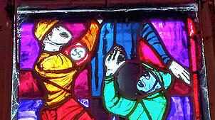 Krasses Glasfenster: Zwei Männer in SA-Uniform quälen einen Pfarrer. Der Nazi links sieht Hitler ähnlich.