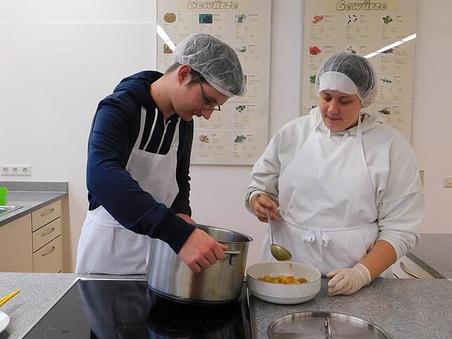 Gesundheit geht auch durch den Magen: Daniel Börner und Sarah Thurin, beide Schüler am Stockacher BSZ, bei der Zubereitung eines ...