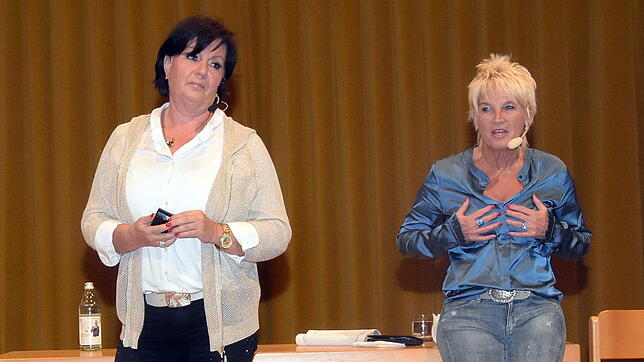 Petra Binder und Doris Reichenauer (von links) begeisterten mit ihren Witzen und Erzählungen im Kursaal.