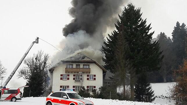 Die Feuerwehr war mit einer Drehleiter im Einsatz.