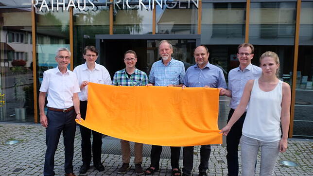 Ein Sonnen-Orangenes Badetuch symbolisiert Frickingens konsequenten Weg, die Sonne als Energielieferant zu nutzen. Dafür wurde die ...