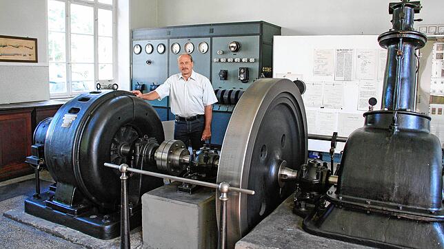 Das ehemalige Wasserkraftwerk Mantelhafen: Hier steht Otto Schock, damaliger Leiter Betrieb Strom beim Stadtwerk am See, vor den ...