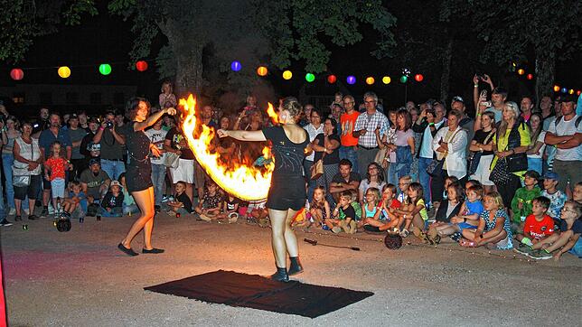 Eine tolle Feuershow bot &bdquo;Flamazing&ldquo; dem begeisterten Publikum.