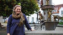 Hanna Stauß am Narrenbrunnen auf dem Marktplatz in Pfullendorf. Kurz darauf gab sie als Schankmagd Josepha bei der Pfullendorfer ...