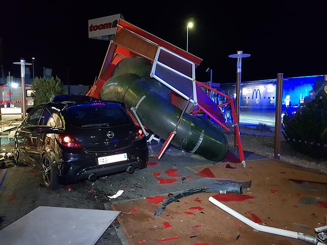 Eine Kinderrutsche wurde buchstäblich durch den Fahrer mit Schweizer Kennzeichen wegkatapultiert.