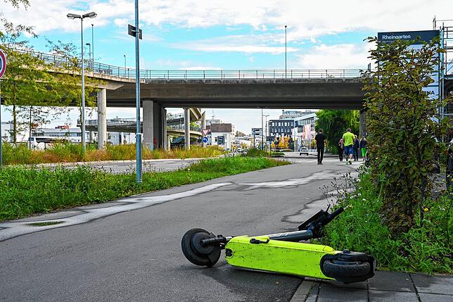 Herumliegende Mietroller sind in Konstanz schon lange ein Ärgernis, aber das so viel Unfug mit ihnen gemacht wird wie in der Nacht auf ...