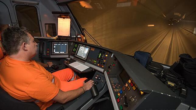 Der Probebetrieb im 57 Kilometer langen Gotthard-Basistunnel läuft bereits. Mit dem Fahrplan 2016/2017 wird der Tunnel dann voll ...