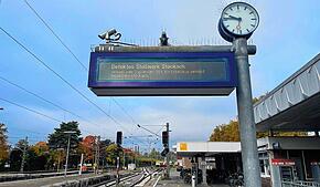 Die Anzeigetafel auf Gleis 1 am Radolfzeller Bahnhof. Hier wird über das Stellwerkproblem in Stockach informiert.