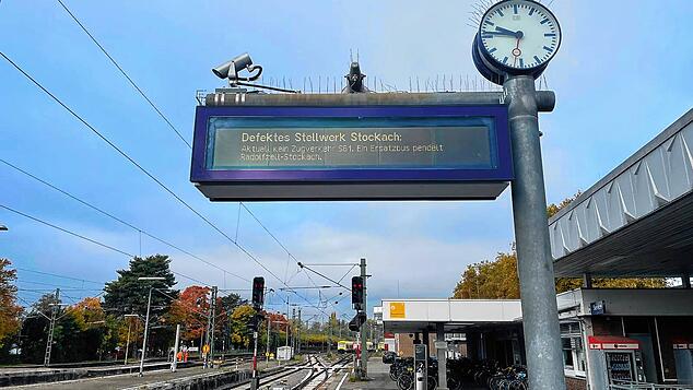 Die Anzeigetafel auf Gleis 1 am Radolfzeller Bahnhof. Hier wird über das Stellwerkproblem in Stockach informiert.