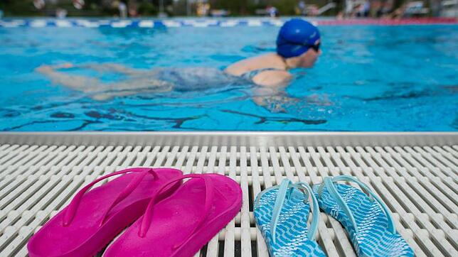 Badeschuhe können vor Warzen schützen. Bild: dpa