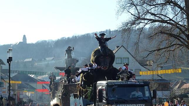 Gigantisch: Beim Narrentreiben in der Hauptstraße in Stühlingen waren auch die Glotterpiraten mit riesigem Gorilla zu Gast. Bilder: ...