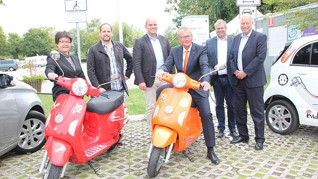 Sie stehen für emissionsfreie Mobilität (von links): Sparkassen-Geschäftsleiterin Edeltraud Bartmann, E-Mobilnutzer Justus Obermeyer, ...