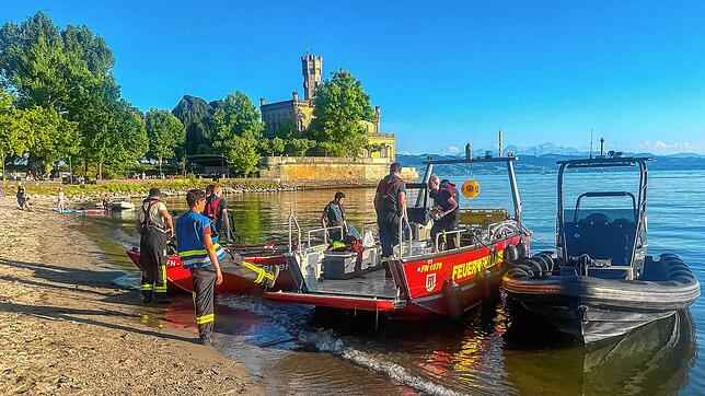 Ein 38-jähriger Mann starb nach einem Badeunfall vor Schloss Montfort in Langenargen. Die Feuerwehr Langenargen war mit 20 Mitgliedern ...