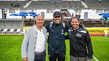 Geisterspiel mit freundlichen Gesten: Die 08-Vorstände Armin Distel (links) und Andreas Flöß (rechts) mit Liverpool-Trainer Jürgen Klopp.