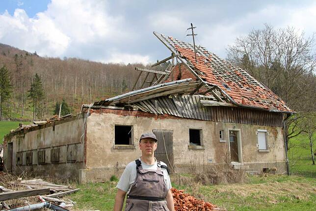 Otmar Meister steht vor dem Buchhof, den der Tornado im Mai 2015 zerstört hat.