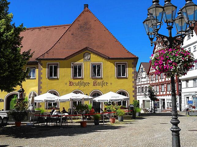 Aus dem &bdquo;Kaiser&ldquo; wurde das Café &bdquo;Stil & Genuss&ldquo; mit der beliebten Außengastronomie neben dem Narrenbrunnen auf ...