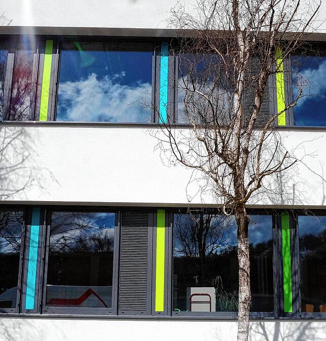 Neue Fenster, bunte Farbstreifen und Lüftunsgitter &ndash; der Blick auf die neu gestaltete Fassade des Klettgau-Gymnasiums.