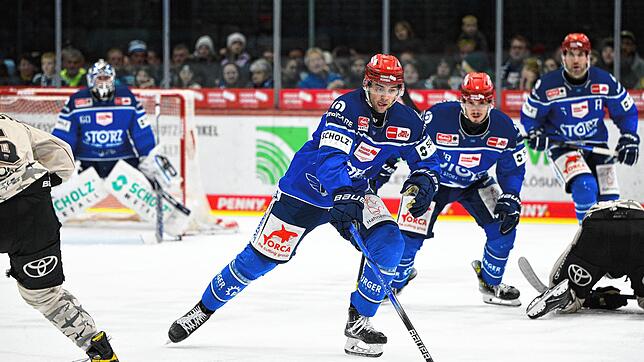 Schwenningens Neu-Nationalspieler Arkadiusz Dziambor (vorne) kehrte unversehrt von der Länderspielpause zurück und will nun mit den Wild ...