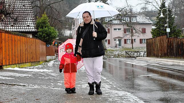 Dragana Laura ist mit ihrer Tochter Vittoria in der Danzigerstraße unterwegs – schön vorsichtig, noch am späten Vormittag ist es ...
