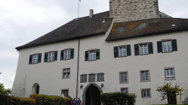 Blickfang über Stühlingen: Schloss Hohenlupfen, seit 2011 Eigentum der Schleitheimer Landwirts-Familie Martin Stamm.