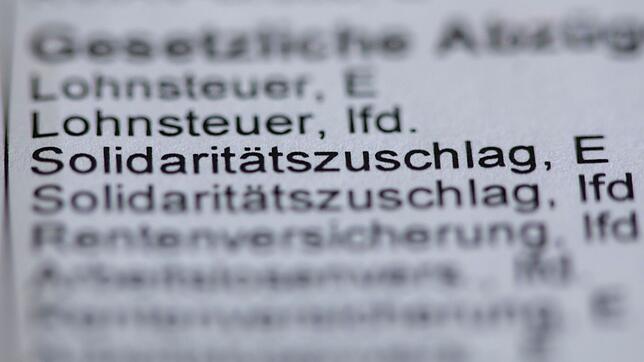 Der Bundesfinanzhof verkündet heute, ob der Solidaritätszuschlag noch verfassungsgemäß ist.