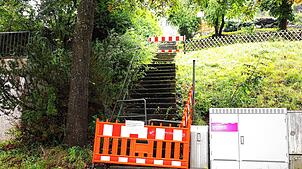 Marode ist die Treppe, die in Unterkirnach vom Eichhaldenweg hinab in die Talstraße führt und aus Sicherheitsgründen gesperrt ist. Jetzt ...