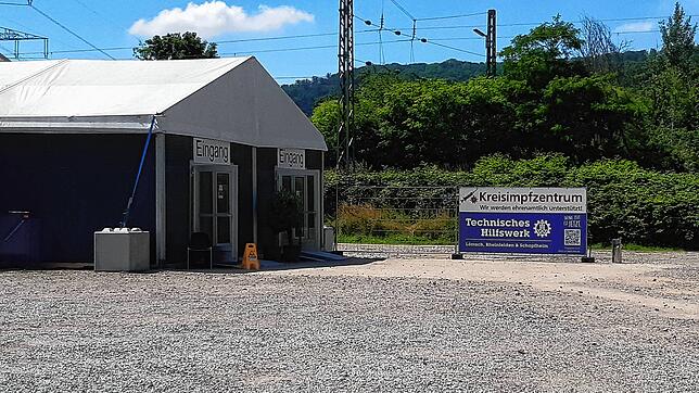Das Kreisimpfzentrum Lörrach ist seit 22. Juni in einer neuen Zelt-Container-Kombination gegenüber des bisherigen Standorts (Halle des ...
