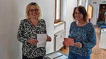 Nathalie Stehlen (links) und Agnes Kaiser bereiten zusammen alles für die Bürgermeisterwahl in Stühlingen am Sonntag, 28. September, vor.