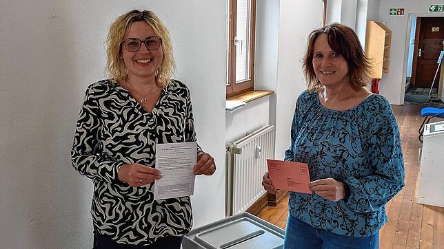 Nathalie Stehlen (links) und Agnes Kaiser bereiten zusammen alles für die Bürgermeisterwahl in Stühlingen am Sonntag, 28. September, vor.