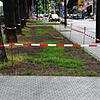 In dem abgesperrten Bereich wird demnächst eine Zufahrt für Radfahrer, die zum Bahnhof müssen, angelegt. Die Bäume werden nicht in ...